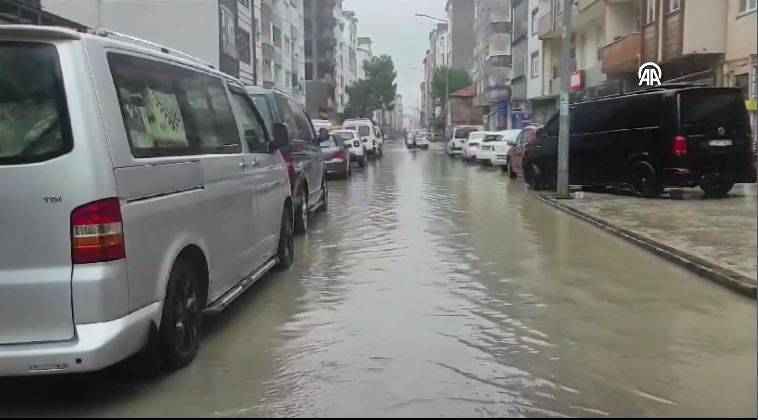 Fatsa’yı sağanak vurdu! Yollar göle döndü, iş yerleri ve araçlar sular altında kaldı 11